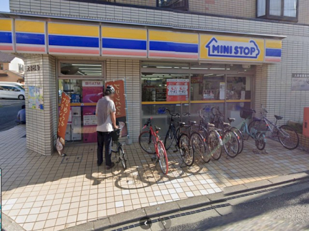 ���ӊ��@�R���r�j 300m �~�j�X�g�b�v �ŋv�ۂQ���ړX