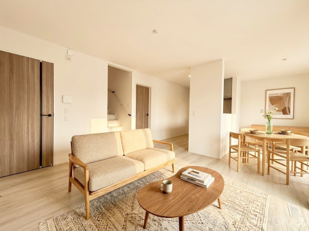 ���r���O�@�������������͋C�̂k�c�j�͉Ƒ��݂�Ȃ̉��K��ԁ��Ƌ��CG�ł�