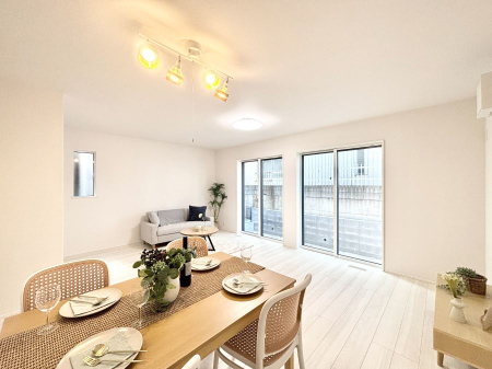 ���r���O�@���邢�z���������A�����̕��͋C�ɖ�������郊�r���O�E�_�C�j���O�B 