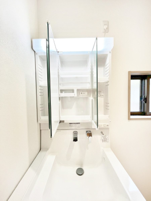 ���̑����ρ@�O�ʋ��̗��ɁA���ϕi��q���p�i�Ȃǂ����[�\�B���ʑ����������ƕۂ��܂��I