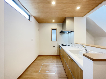 �L�b�`���@�u�₩�ȕ����ʂ蔲����L�b�`���B��������̂Ŗ��邭���C�ɂ��𗧂��܂��B