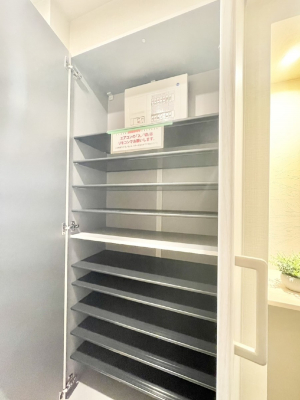 ���̑����ρ@�����Ղ���[�ł���V���[�Y�{�b�N�X�ŉƑ��S���̌C���A���ւ�������B  