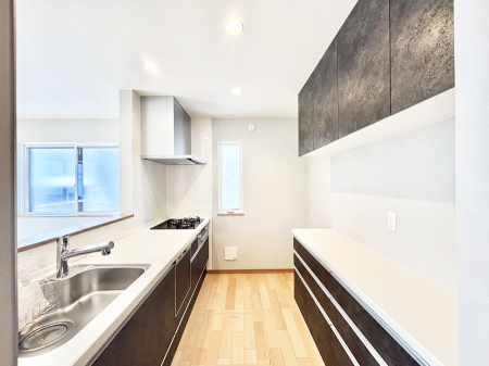 �L�b�`���@�J�b�v�{�[�h��ݒu�����[���̃L�b�`���B�Ƒ��ňꏏ�ɂ���������̂��y�����Ȃ�L�b�`���ł��B