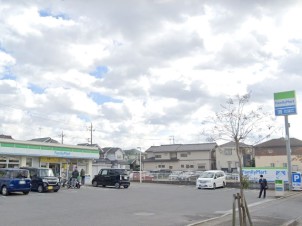 ���ӊ��@�R���r�j 300m �t�@�~���[�}�[�g ������Ȍܒ��ړX