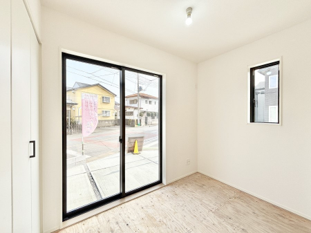 ���̑����ρ@���r���O�Ɨׂ荇���Ă���a���B�ق��ƈꑧ�ł���a�̋�Ԃ��Y�ꂸ�ɁB 