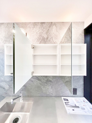 ���̑����ρ@�O�ʋ��̗��ɁA���ϕi��q���p�i�Ȃǂ����[�\�B���ʑ����������ƕۂ��܂��I