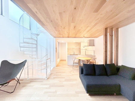 ���r���O�@�Ƒ��̘a�₩�ȉ�b���������Ă������B�J�����̂��郊�r���O�ł�