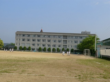 ���ӊ��@���w�Z 820m �O���s�����䒆�w�Z