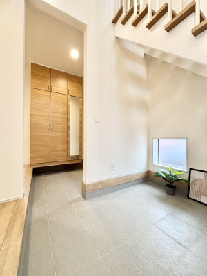 ���̑����ρ@���r���O�ƌq����y�ԋ�ԁu�}���`�G���g�����X�v