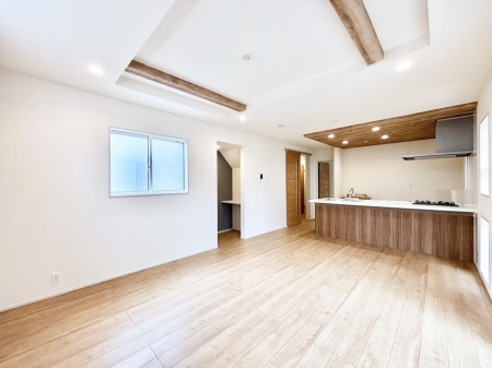 ���r���O�@�܏�V��͗��̓I�ȉ��s��������̂ŁA�V�䂪�L�������ĊJ���I�ȋ�Ԃ����o�ł��܂��B  