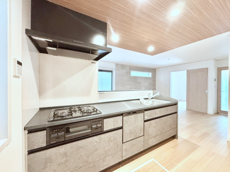 �L�b�`���@���r���O�ŗV�Ԃ��q�l�������Ȃ��炨�������ł���ΖʃL�b�`���B  