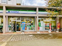 ���ӊ��@�V���b�s���O�Z���^�[ 700m �t�@�~���[�}�[�g �����w�����X