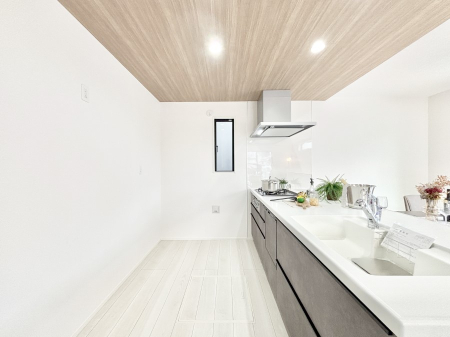 �L�b�`���@�u�₩�ȕ����ʂ蔲����L�b�`���B��������̂Ŗ��邭���C�ɂ��𗧂��܂��B