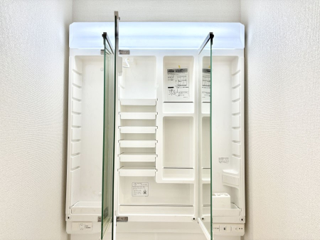 ���̑����ρ@�O�ʋ��̗��ɁA���ϕi��q���p�i�Ȃǂ����[�\�B���ʑ����������ƕۂ��܂��I