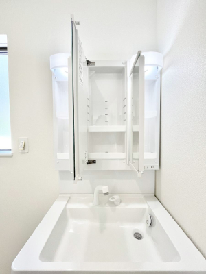 ���̑����ρ@�O�ʋ��̗��ɁA���ϕi��q���p�i�Ȃǂ����[�\�B���ʑ����������ƕۂ��܂��I