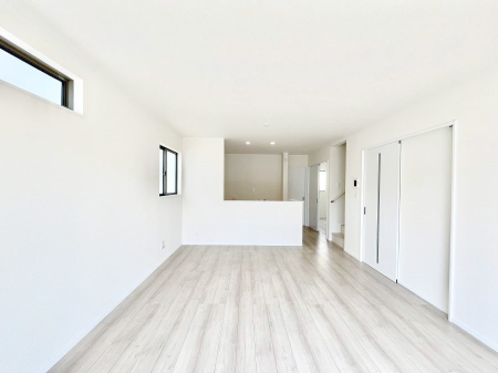 ���r���O�@���邢�z���������A�����̕��͋C�ɖ�������郊�r���O�E�_�C�j���O�B 