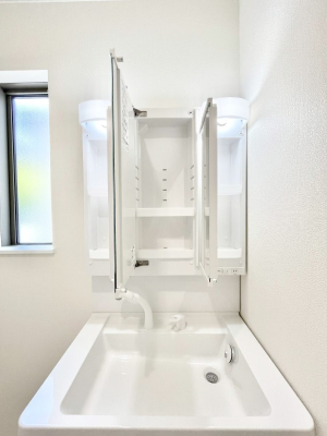 ���̑����ρ@�O�ʋ��̗��ɁA���ϕi��q���p�i�Ȃǂ����[�\�B���ʑ����������ƕۂ��܂��I