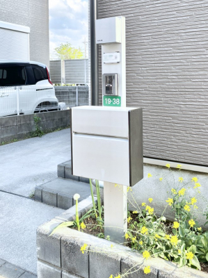 ���̑��@�\�D�E�C���^�[�z���E�|�X�g���ЂƂɏW��B�G���g�����X�ɂȂ��ރV���v���f�U�C���B