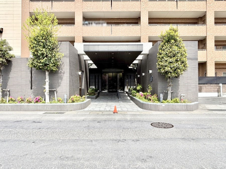 �G���g�����X�@�O�� �Y��ȃG���g�����X�́A���Z�҂�D�����}������Ă���܂�  