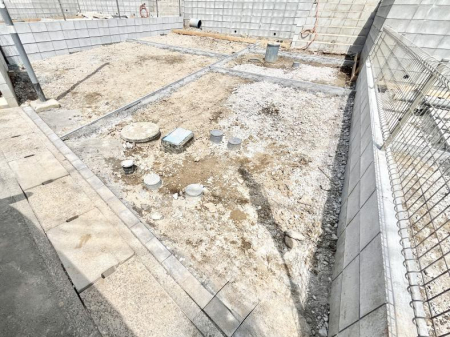 �@����2��\�I�}�Ȃ��q�l�̒��ԂɁB�܂��A���Ƒ��̎��]�ԃX�y�[�X�Ƃ��Ă��劈��B