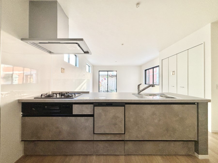 �L�b�`���@���r���O�����n����l�C�̃J�E���^�[�L�b�`���B �Ƒ��������Ȃ���Ǝ������邱�Ƃ��ł��܂��B