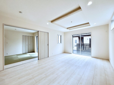 ���r���O�@�܏�V��͗��̓I�ȉ��s��������̂ŁA�V�䂪�L�������ĊJ���I�ȋ�Ԃ����o�ł��܂��B  