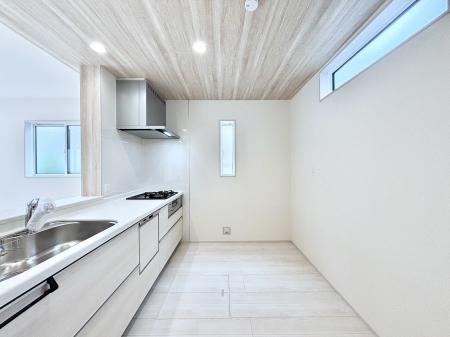 �L�b�`���@�u�₩�ȕ����ʂ蔲����L�b�`���B��������̂Ŗ��邭���C�ɂ��𗧂��܂��B