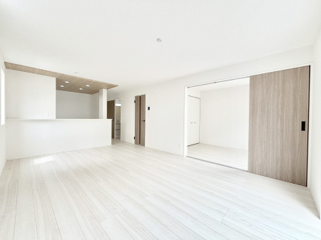 ���r���O�@���邢�z���������A�����̕��͋C�ɖ�������郊�r���O�E�_�C�j���O�B 