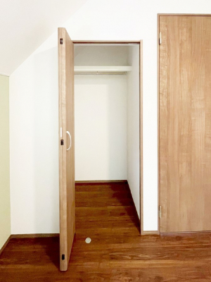 ���[�@��������ߗނ�ו��Ȃǂ̎��[�ɕ֗��ȃN���[�[�b�g�t���ł��B