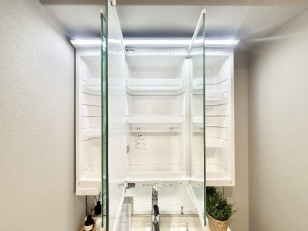 ���̑����ρ@�O�ʋ��̗��ɁA���ϕi��q���p�i�Ȃǂ����[�\�B���ʑ����������ƕۂ��܂��I