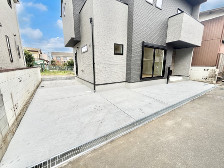 �@����2��\�I�}�Ȃ��q�l�̒��ԂɁB�܂��A���Ƒ��̎��]�ԃX�y�[�X�Ƃ��Ă��劈��B