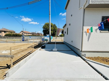 �@����2��\�I�}�Ȃ��q�l�̒��ԂɁB�܂��A���Ƒ��̎��]�ԃX�y�[�X�Ƃ��Ă��劈��B