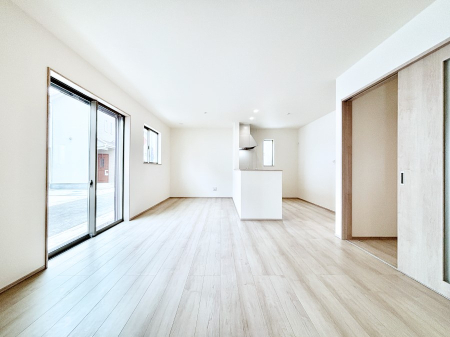 ���r���O�@���邢�z���������A�����̕��͋C�ɖ�������郊�r���O�E�_�C�j���O�B   